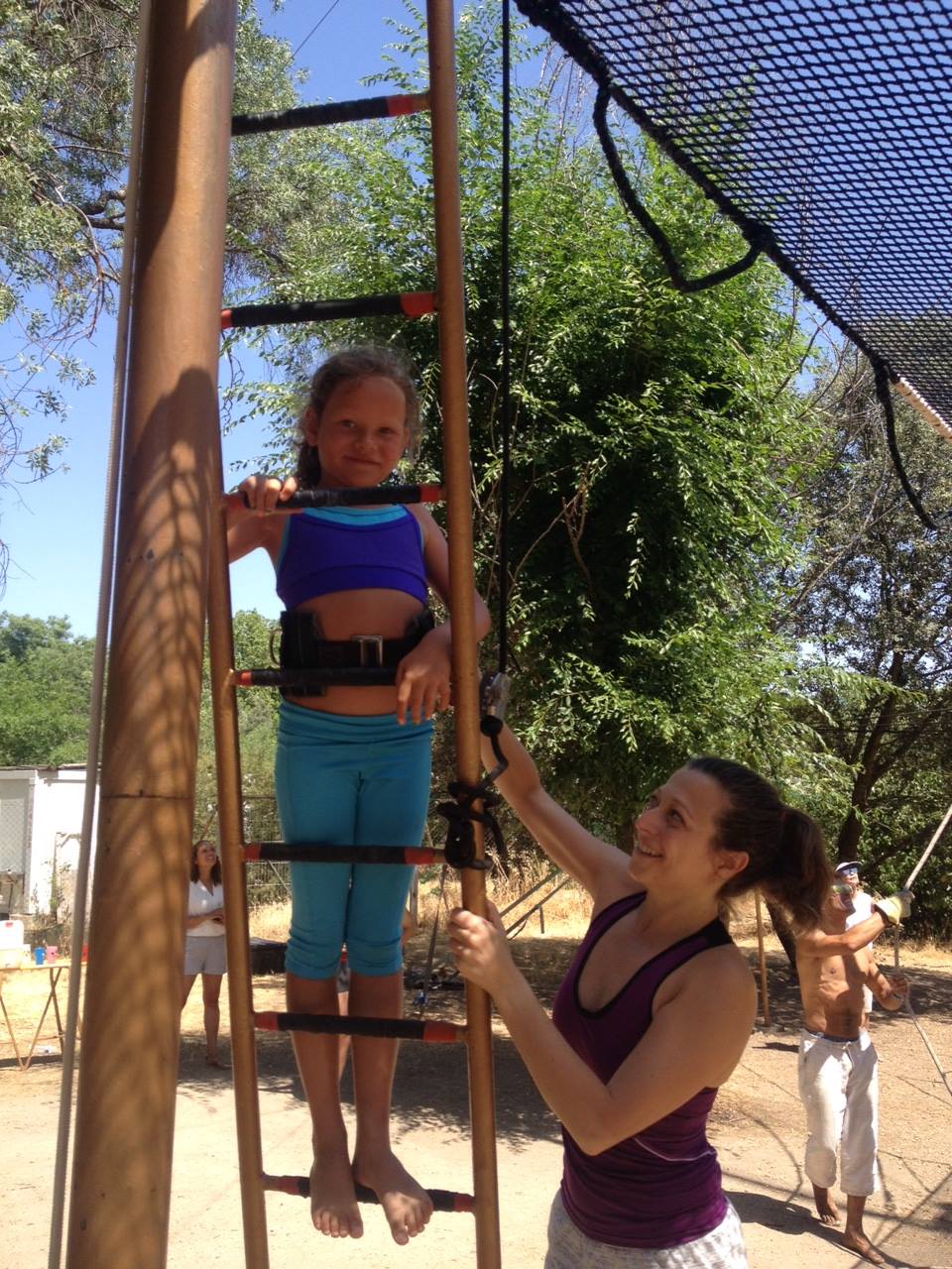 Una alumna subiendo a la plataforma acompañada por el equipo
