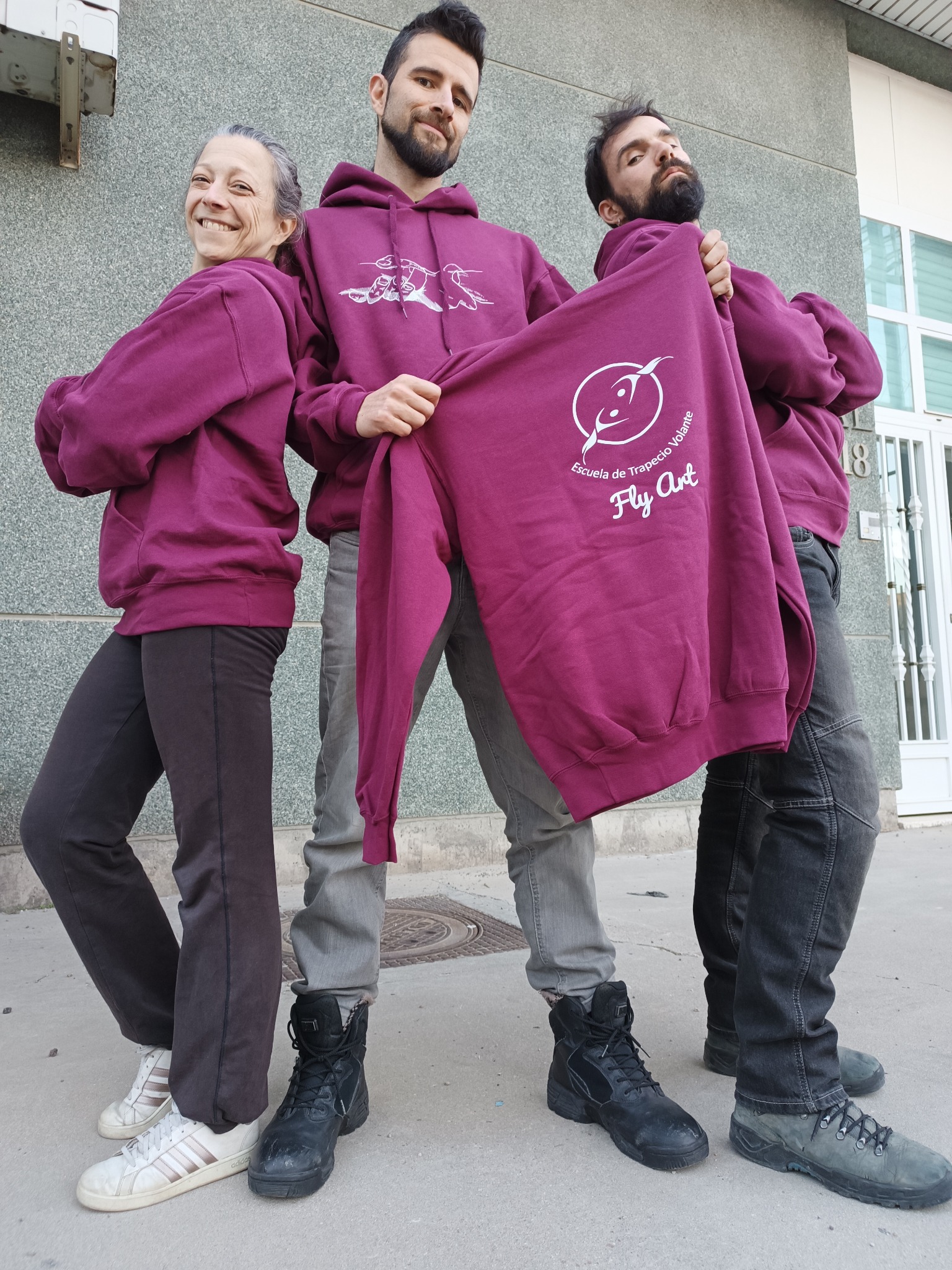 Cristina, Javi y Rodrigo con sudaderas de Fly Art